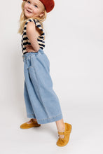 PLEATED WIDE LEG JEANS