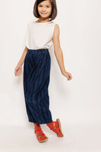 PLEATED STRIPED JEANS