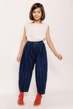 PLEATED STRIPED JEANS